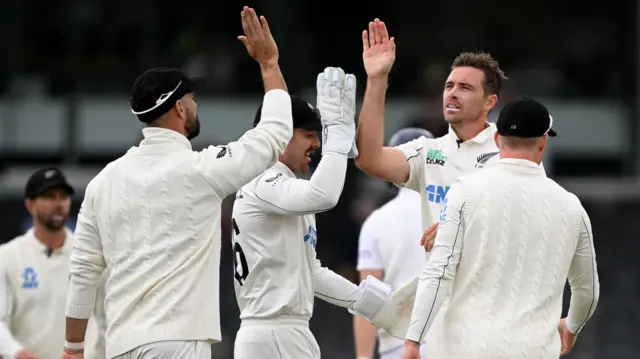 Tim Southee celebrates wicket with team