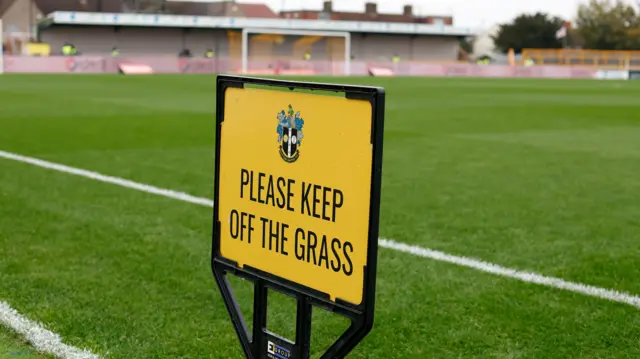 Please keep off the grass sign