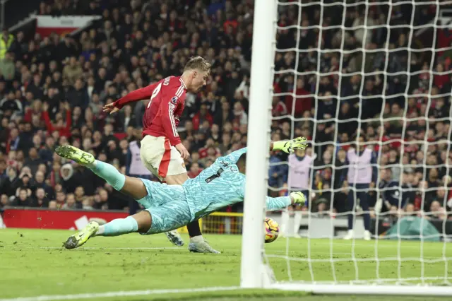 Rasmus Hojlund of Manchester United (L) and goalkeeper Robert Sanchez of Chelsea in action