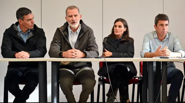 Spain's King Felipe (2-L) and Queen Letizia (2-R), Spanish Prime Minister Pedro Sanchez (L), and the regional president of Valencia, Carlos Mazon (R) during a meeting at the emergency center in l 'Eliana, eastern Spain