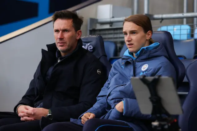 Gareth Taylor, manager of Manchester City, and Vivianne Miedema of Manchester City