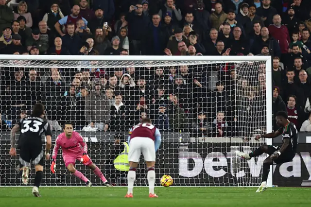 Bukayo Saka (R) scores