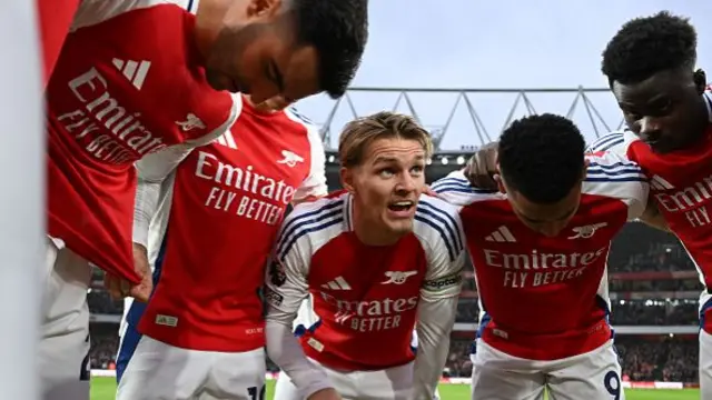 Arsenal captain Martin Odegaard talks to his team