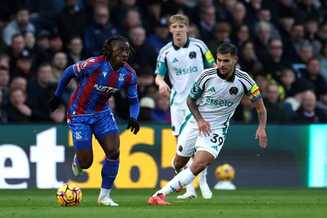 Eberechi Eze of Crystal Palace runs with the ball