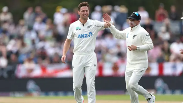 Matt Henry celebrates wicket