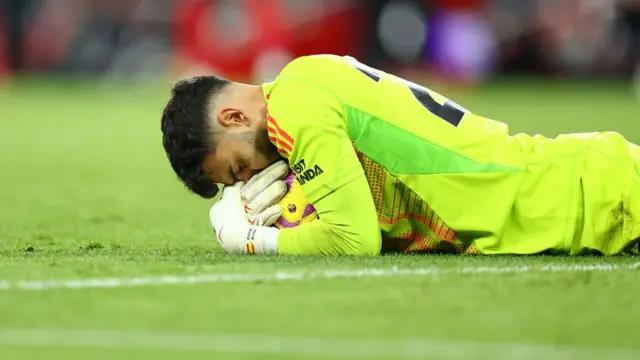 Arsenal goalkeeper David Raya clutches the ball tightly