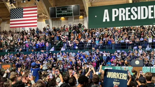 A crowd of onlookers at a Kamala Harris rally