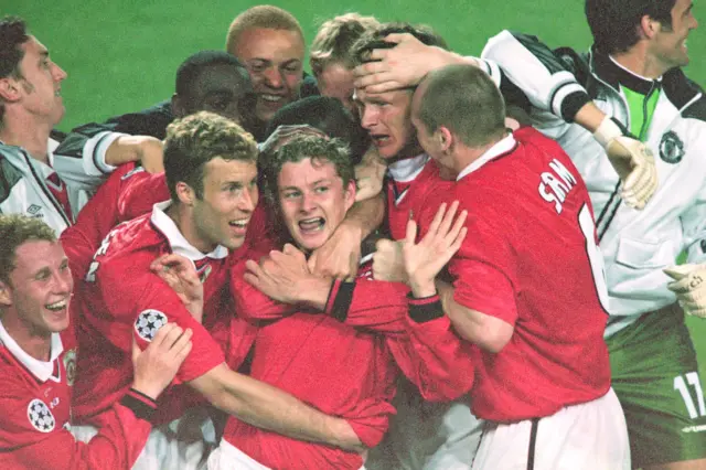 Ole Gunnar Solskjaer celebrates with Manchester United players