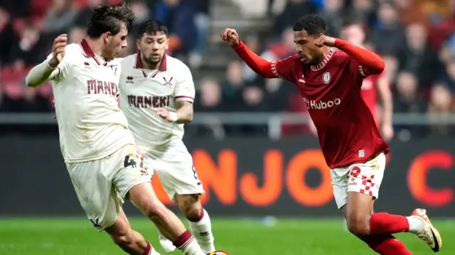 Bristol City's Marcus McGuane tries to find a way through the Sheffield United midfield