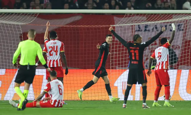 Robert Lewandowski (C) of Barcelona celebrates