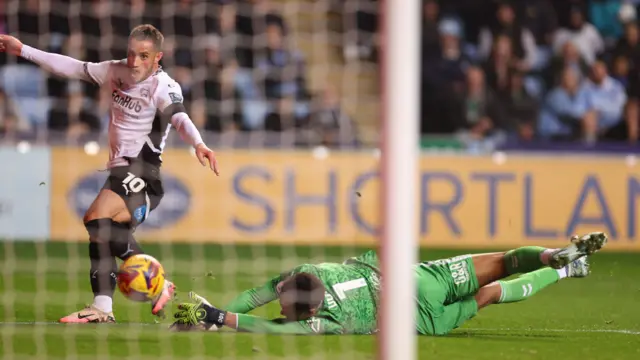 Jerry Yates of Derby County scores a goal