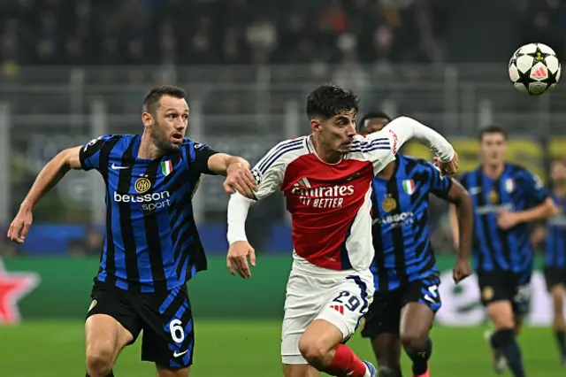 Stefan de Vrij fights for the ball with Arsenal's German midfielder #29 Kai Havertz