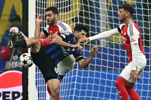 Mehdi Taremi (C) fights for the ball with Arsenal's Spanish midfielder #23 Mikel Merino