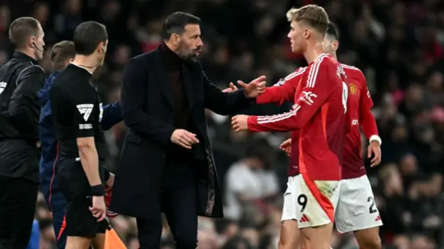 Ruud van Nistelrooy gives instructions to Rasmus Hojlund