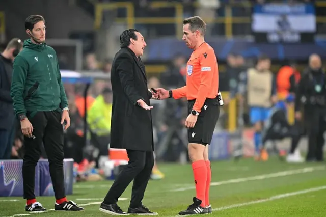 Unai Emery (L) argues with German referee Tobias Stieler