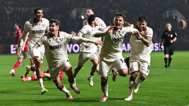 Sheffield United players celebrate after Harrison Burrows scores a late winner against Bristol City