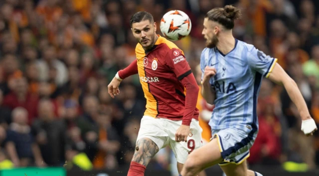 Mauro Icardi (L) of Galatasaray in action against Radu Dragusin