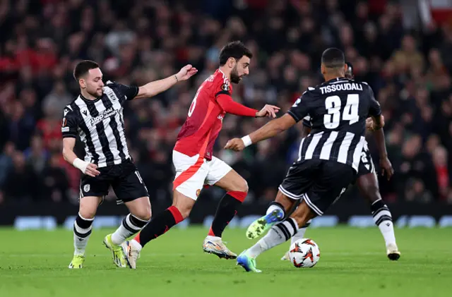 Bruno Fernandes of Manchester United runs with the ball