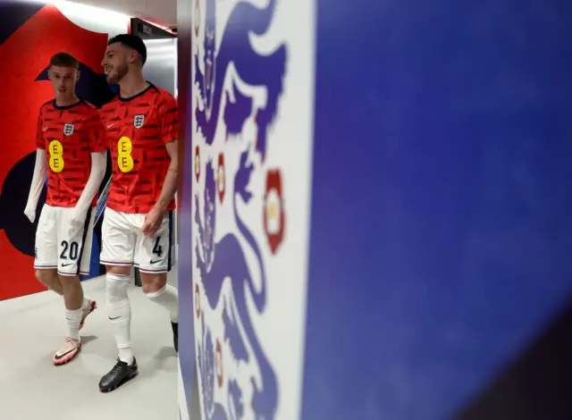 Cole Palmer and Declan Rice of England walk through the tunnel