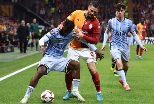 Tottenham Hotspur's Yves Bissouma in action with Galatasaray's Mauro Icardi