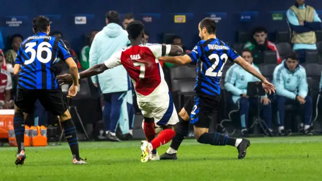 Arsenal's Bukayo Saka challenges Inter Milan's Henrikh Mkhitaryan