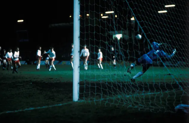 Ian Ferguson scores for Hearts against Bayern Munich