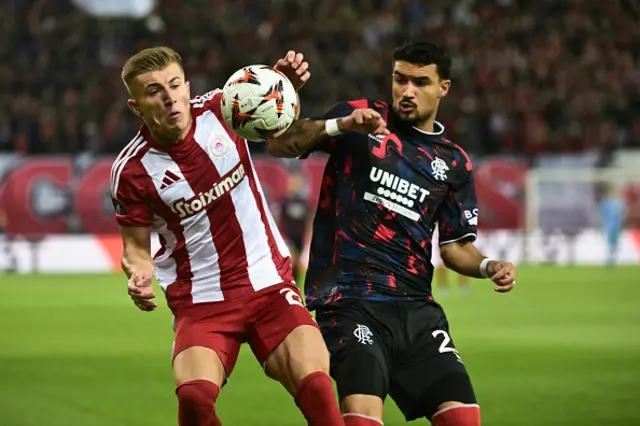 Costinha (L) fights for the ball with Jefte