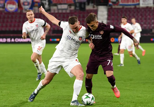 Patrick Mainka of 1.FC Heidenheim 1846 battles for possession with Kenneth Vargas