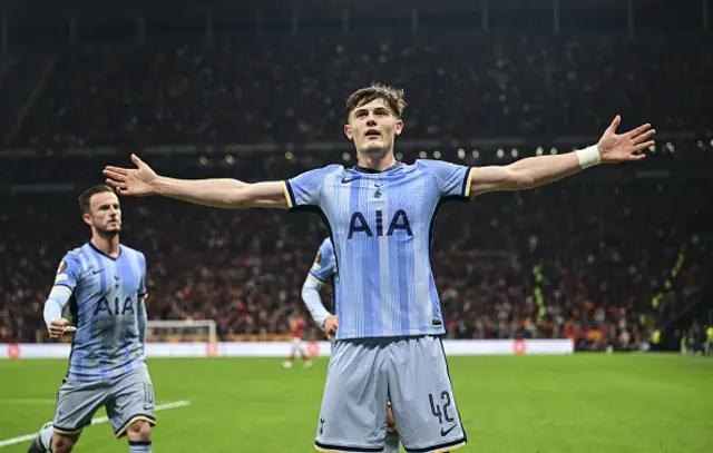 Will Lankshear of Tottenham Hotspur celebrates