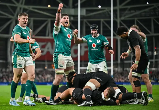 Ireland celebrate van der Flier's try