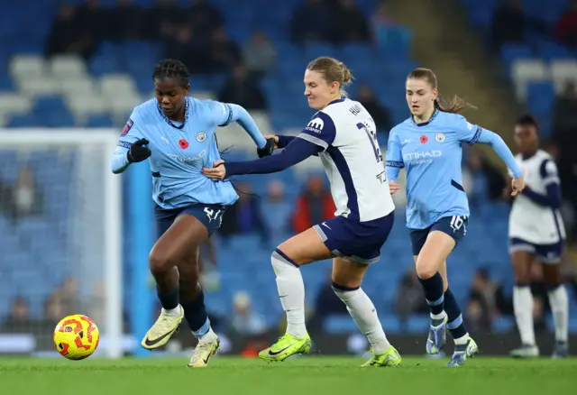 Shaw breaks away from Hunt after nicking the ball