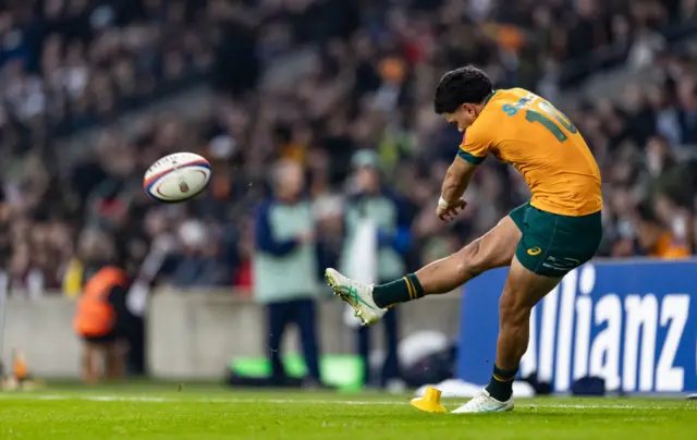 Noah Lolesio kicking a penalty