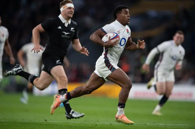 Immanuel Feyi-Waboso scoring a try