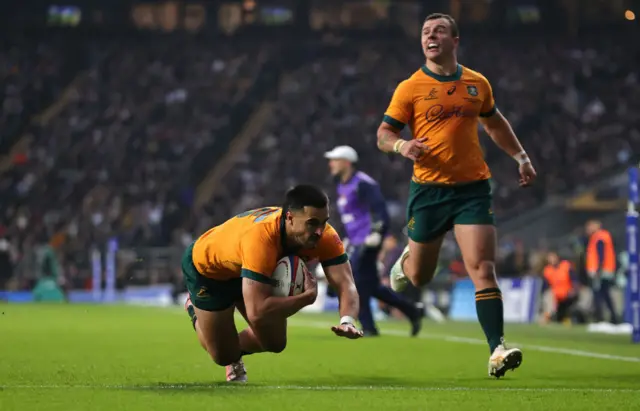 Tom Wright scoring a try