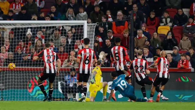 Justin Kluivert puts Bournemouth 2-1 up against Brentford.