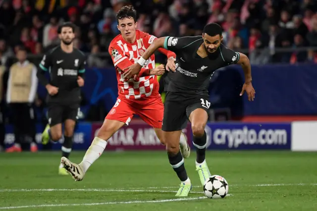 Alejandro Frances and Liverpool's Dutch forward #18 Cody Gakpo fight for the ball