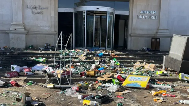 Rubbish strewn on the steps up to a duty free shop