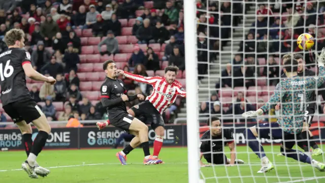 Patrick Roberts scores the equaliser for Sunderland