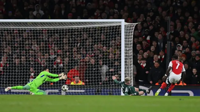 Bukayo Saka (R) scores the opening goal