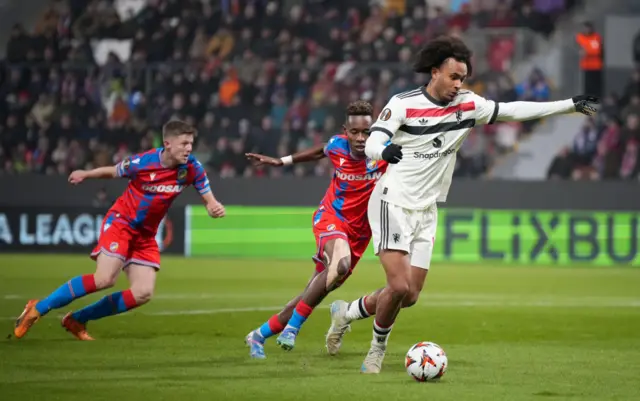 Joshua Zirkzee of Manchester United runs with the ball