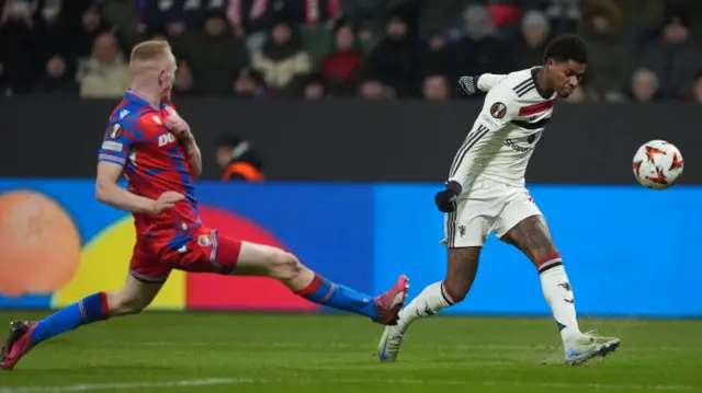 Marcus Rashford of Manchester United shoots