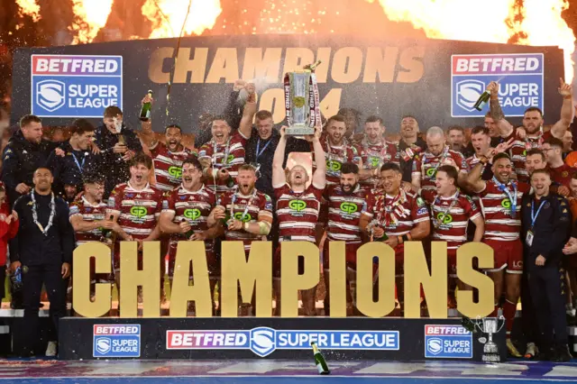 Wigan Warriors lift Super League trophy