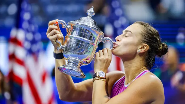 Aryna Sabalenka with US Open trophy