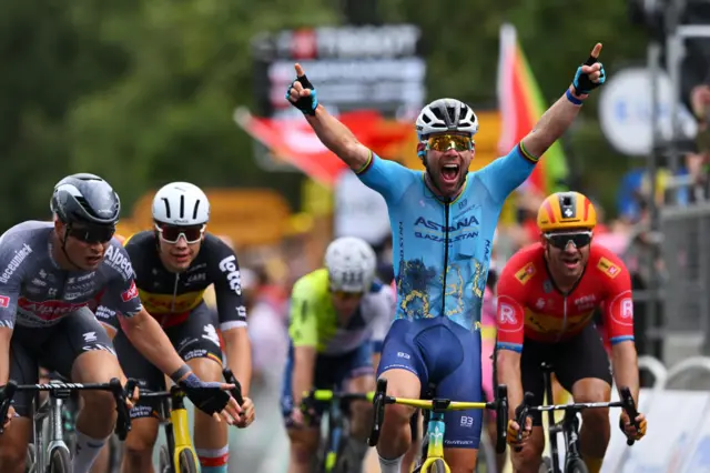 Mark Cavendish wins Tour de France stage