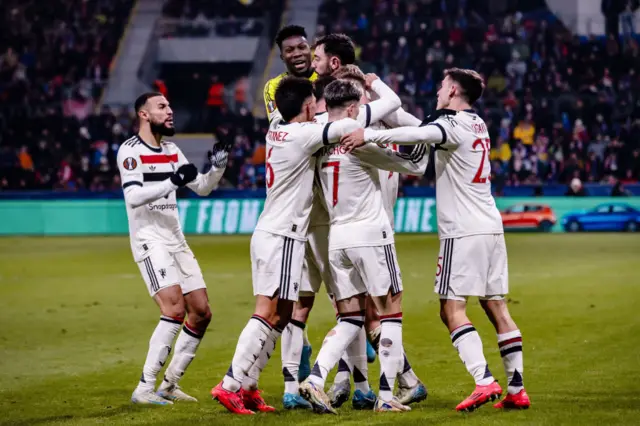 Manchester United's players celebrate after Rasmus Hojlund scores