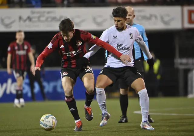 Jordan Forsythe shields the ball