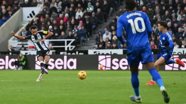 Jacob Murphy of Newcastle United scores his team's first goal