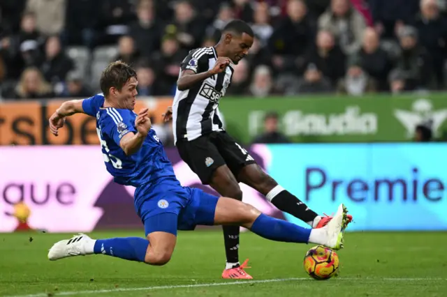 Alexander Isak of Newcastle United misses a chance