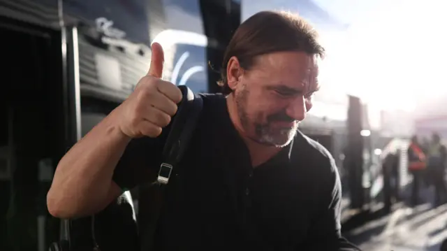 Daniel Farke gives a thumbs up as he gets off the team bus