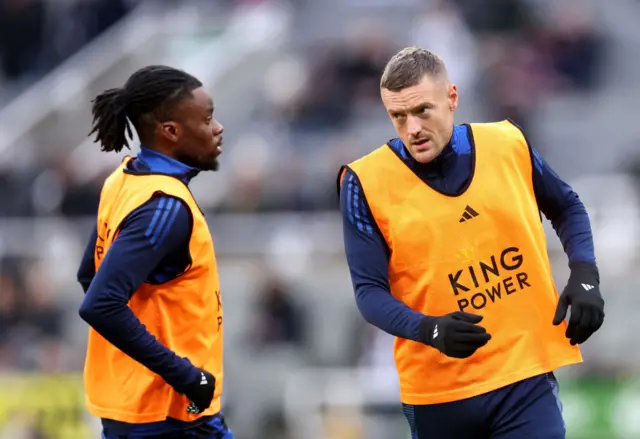 Stephy Mavididi and Jamie Vardy of Leicester City warm up